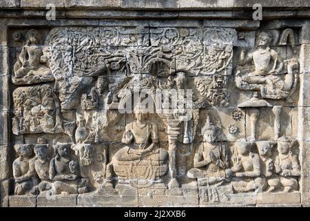 Detail des buddhistischen geschnitzten Reliefs im Borobudur Tempel - Java, Indonesien Stockfoto