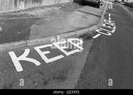 Kein Warten, kein Parken, Fahrzeuge, Zufahrt, Nebenstraßen, Blockiert Verbindungen, hält sich frei, hält Hindernisse frei, Zugriff erforderlich, rechtlich durchsetzbar Stockfoto