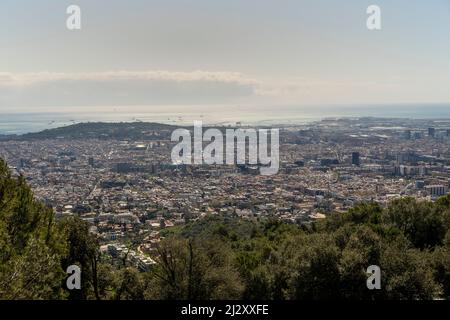 Panoramablick auf die Stadt Barcelona vom Berg Tibidabo im Naturpark Collserola Stockfoto