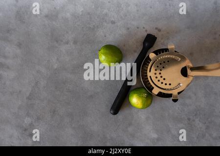 Komposition mit Cocktail-Elementen zur Zubereitung von Getränken. Draufsicht. Stockfoto