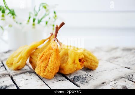 Getrocknete Birne auf dem Tisch. Erhaltung der Früchte durch Trocknen. Getrocknete Birnen Snacks sind bereit zu essen. Stockfoto