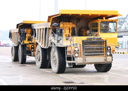 Quarry Trucks. Speziell für den Einsatz in Steinbrüchen, im Bergbau und in schweren Baustellen entwickelte Transportwagen in Übergröße. Stockfoto