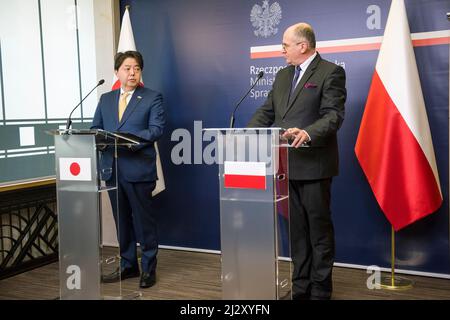 Warschau, Polen. 04. April 2022. Yoshimasa Hayashi (L) und Zbigniew Rau (R) während der Pressekonferenz. Der japanische Außenminister Yoshimasa Hayashi besuchte Polen und nahm an einer Pressekonferenz im Sitz des Außenministeriums in Warschau Teil, nachdem er mit seinem polnischen Amtskollegen, Minister Zbigniew Rau, zusammentreffen konnte. Kredit: SOPA Images Limited/Alamy Live Nachrichten Stockfoto