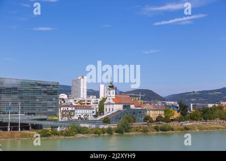 Linz; Urfahr, Ars Electronica Center, Pfarrkirche Urfahr St. Josef Stockfoto