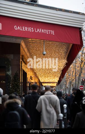 Paris (Frankreich): Menschenmenge vor dem Kaufhaus der Galleries Lafayette im 9.. Arrondissement (Bezirk), vor Weihnachten Stockfoto
