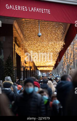 Paris (Frankreich): Menschenmenge vor dem Kaufhaus der Galleries Lafayette im 9.. Arrondissement (Bezirk), vor Weihnachten Stockfoto