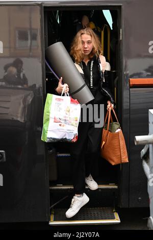 Savona, Italien. 04. April 2022. Die Ankunft der ukrainischen Nationalmannschaft des synchronisierten Schwimmens in Savona, wo sie die Weltmeisterschaft in Budapest vorbereiten wird 2022. Juni während der ukrainischen Nationalmannschaft des synchronisierten Schwimmens in Savona, Syncro in Savona, Italien, April 04 2022 Quelle: Independent Photo Agency/Alamy Live News Stockfoto