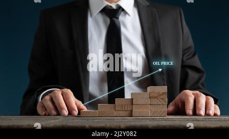 Konzeptuelles Bild, das ein konstantes Wachstum des Ölpreises am Markt zeigt - wachsender Pfeil, der den Anstieg des Ölpreises anzeigt. Stockfoto