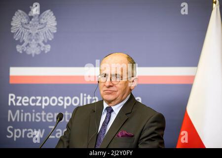 Warschau, Polen. 04. April 2022. Minister für auswärtige Angelegenheiten Polens, Zbigniew Rau gesehen während der Pressekonferenz in Warschau. Der japanische Außenminister Yoshimasa Hayashi besuchte Polen und nahm an einer Pressekonferenz im Sitz des Außenministeriums in Warschau Teil, nachdem er mit seinem polnischen Amtskollegen, Minister Zbigniew Rau, zusammentreffen konnte. (Foto von Attila Husejnow/SOPA Images/Sipa USA) Quelle: SIPA USA/Alamy Live News Stockfoto