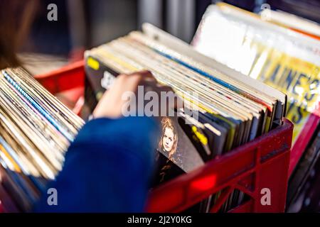 Person, die sich durch die Kiste mit Aufzeichnungen gräbt Stockfoto