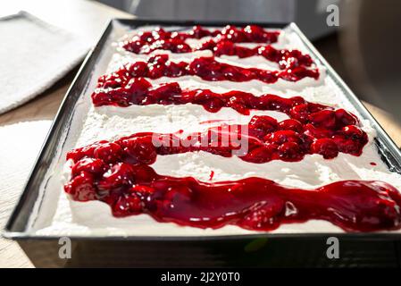 Fertige japanische Torte mit Quark und Schlagsahne und Fruchtsoße. Stockfoto