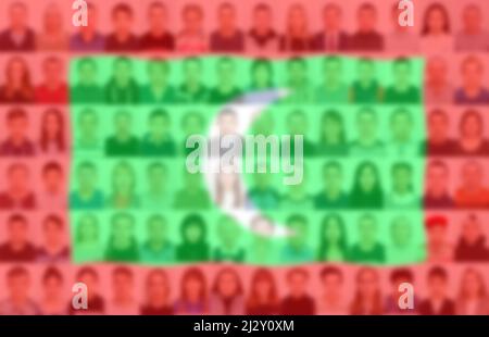 Porträts von vielen Menschen vor der Flagge der Malediven. Das Konzept der Bevölkerung und des demografischen Zustands des Landes. Stockfoto