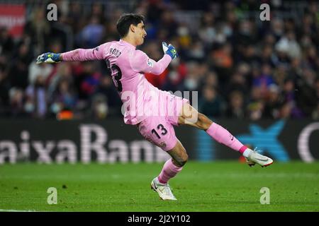 Yassine Bounou Bono vom FC Sevilla während des La Liga-Spiels zwischen dem FC Barcelona und dem FC Sevilla spielte am 3. April 2022 im Camp Nou Stadium in Barcelona, Spanien. (Foto von Sergio Ruiz / PRESSINPHOTO) Stockfoto