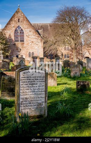 Blick auf den Auld Kirk und den Friedhof an einem Frühlingsmorgen Stockfoto