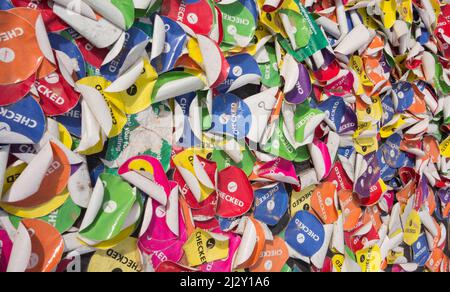 Bunt ausrangierte Covid karierte Aufkleber vor einem NHS-Krankenhaus Covid-Testzentrum in London, England, Großbritannien Stockfoto