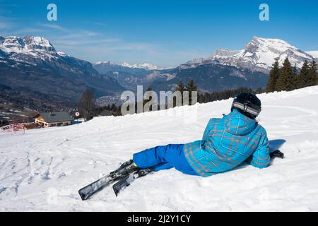 Skifahrer, die auf der Piste sitzen und eine wunderschöne Landschaft im Skigebiet Chamonix & Mont Blanc in den französischen Alpen beobachten Stockfoto