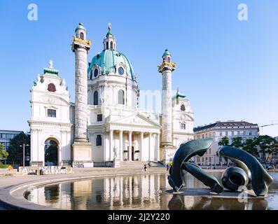 Wien; Karlskirche, Hill Arches, Skulptur von Henry Moore Stockfoto