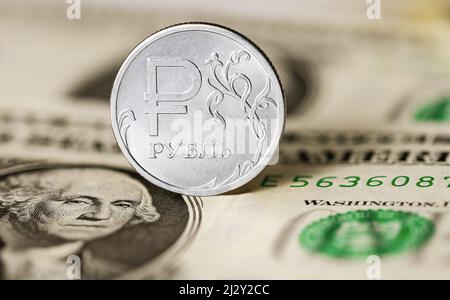 Russische Rubel-Münze vor dem Hintergrund einer 1-US-Dollar-Note Stockfoto