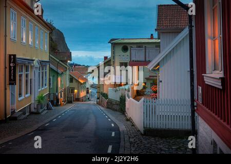 Strasse im Dorf Fjällbacka bei Nacht, an der Westküste in Schweden Stockfoto