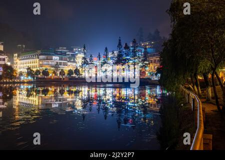 Sapa Stadt spiegelt sich auf Sapa See. SA Pa ist ein Touristenziel, das etwa 30 km vom Zentrum der Stadt Lao Cai entfernt liegt. Stockfoto