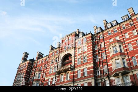 London Apartments, Kensington, London. Ein niedriger Blick auf einen Block luxuriöser edwardianischer Wohnungen in einem vornehmen Viertel von West London. Stockfoto