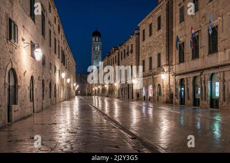 Die verlassene Stradun in der Altstadt von Dubrovnik, Dalmatien, Kroatien. Stockfoto