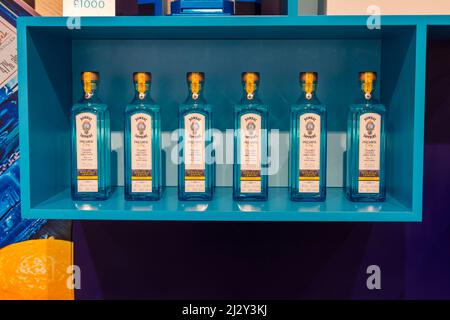 Flaschen von Bombay Sapphire Gin zum Verkauf im Gin Shop in der Bombay Sapphire Gin Distillery, Laverstoke Mill, Laverstoke, Hampshire, UK im März Stockfoto