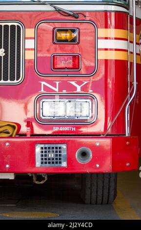 Feuerwehrauto in New York City. Detailansicht auf dem vorderen Scheinwerfer eines Feuerwehrmotors der Feuerwehr NYC. Stockfoto