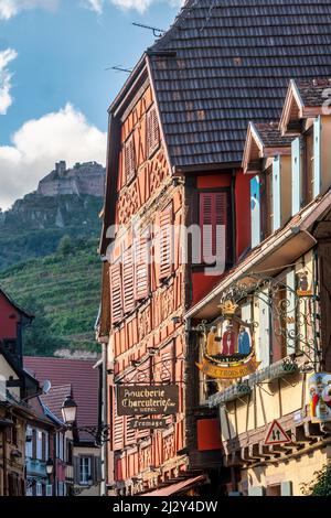 Altes Fachwerkhaus, Schild Aux Trois Rois, im HG Château de Saint-Ulrich, Ribeauville, Elsass, Frankreich Stockfoto