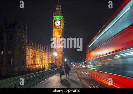 Big Ben und roter Doppeldeckerbus, London, England, Großbritannien Stockfoto