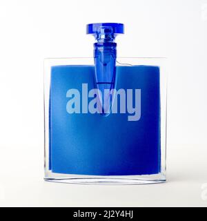 Blaue Parfümflasche. Eine nicht gebrandete Parfümflasche, isoliert auf weißem Hintergrund. Stockfoto