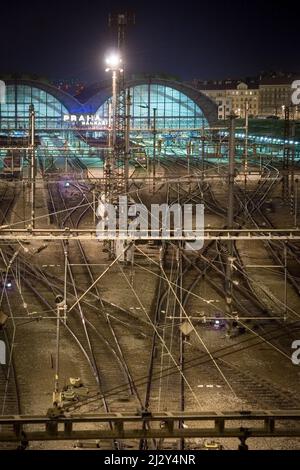 Prager Bahnhof bei Nacht. Der Zug führt nach Hlavni Nadrazi, dem Hauptterminal in der Hauptstadt der Tschechischen Republik. Stockfoto