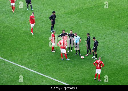 Freiburg Im Breisgau, Deutschland. 02. April 2022. Fußball: Bundesliga, SC Freiburg - Bayern München, Matchday 28, Europa-Park Stadion: Schiedsrichter Christian Dingert (in blau) ist auf dem Platz von Spielern des FC Bayern München und des SC Freiburg umgeben. Quelle: Philipp von Ditfurth/dpa - Nutzung nur nach vertraglicher Vereinbarung/dpa/Alamy Live News Stockfoto