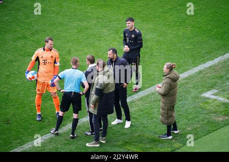 Freiburg Im Breisgau, Deutschland. 02. April 2022. Fußball: Bundesliga, SC Freiburg - Bayern München, Matchday 28, Europa-Park Stadion: Schiedsrichter Christian Dingert (blau) diskutiert das Vorgehen mit dem vierten Offiziellen und FC Bayern München Spielern und Beamten. Der FC Bayern war für etwa 20 Sekunden mit einem Spieler zu viel auf dem Platz. Quelle: Philipp von Ditfurth/dpa - Nutzung nur nach vertraglicher Vereinbarung/dpa/Alamy Live News Stockfoto
