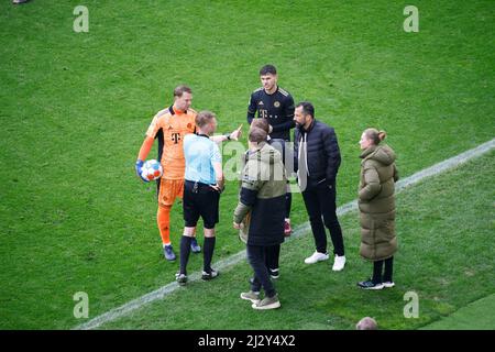 Freiburg Im Breisgau, Deutschland. 02. April 2022. Fußball: Bundesliga, SC Freiburg - Bayern München, Matchday 28, Europa-Park Stadion: Schiedsrichter Christian Dingert (blau) diskutiert das Vorgehen mit dem vierten Offiziellen und FC Bayern München Spielern und Beamten. Der FC Bayern war für etwa 20 Sekunden mit einem Spieler zu viel auf dem Platz. Quelle: Philipp von Ditfurth/dpa - Nutzung nur nach vertraglicher Vereinbarung/dpa/Alamy Live News Stockfoto