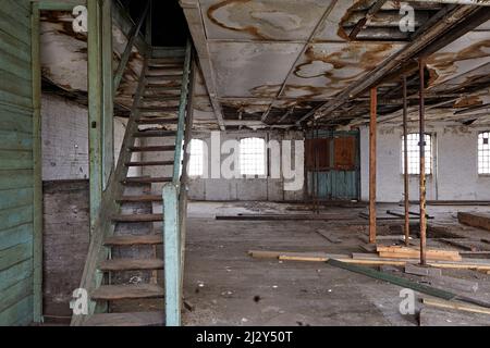 Veraltete Innenausstattung mit Treppe und altem Industriefenster. 55 Great Suffolk Street, London, Großbritannien. Architekt: Hawkins Brown Architects LLP, 2 Stockfoto