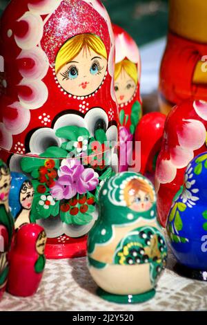 Matroschka-Puppen. Auch bekannt als Babushka-Puppen, ein Satz von Holzpuppen von abnehmender Größe, die in einem anderen platziert werden. Stockfoto