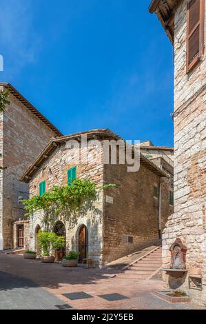 Gasse in Assisi, Provinz Perugia, Umbrien, Italien Stockfoto