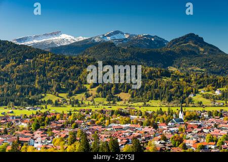 Oberstdorf, Oberallgäu, Bayern, Deutschland, dahinter hoher Ifen, 2230m, Gottesackerplateau, Toreck, 2017m, Kleinwalsertal, Vorarlberg, Allgäuer Alpen, Österreich, Europa Stockfoto