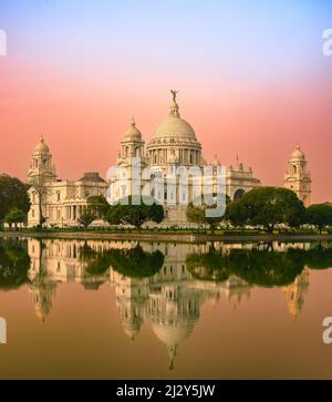 Landschaftsansicht des Victoria Memorial , einem großen Marmorgebäude in Central Kalkutta. Selektiver Fokus wird verwendet. Stockfoto