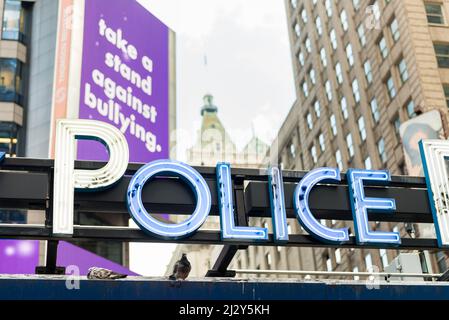 NEW YORK CITY, NY/USA - 24.. OKTOBER 2014: Details des Neonschildes der New York Police Station am Times Square, 24.. Oktober 2014, New York City, NY, U Stockfoto