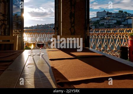 Portwein am Ufer des Douro, Porto, Portugal. Stockfoto