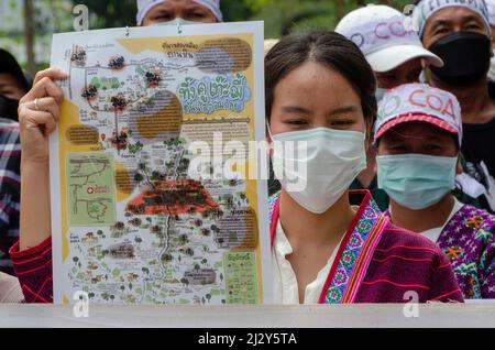 Chiang Mai, Thailand. 04. April 2022. Ein Protestler hält während der Demonstration ein Plakat gegen ein Kohlebergbauprojekt vor dem Verwaltungsgericht. Kredit: SOPA Images Limited/Alamy Live Nachrichten Stockfoto