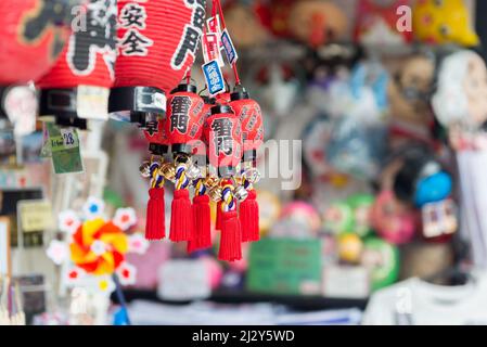 Japanische Laternen als Souvenirs werden in den Straßen von Asakusa verkauft. Asakusa, Tokio, Japan. Stockfoto