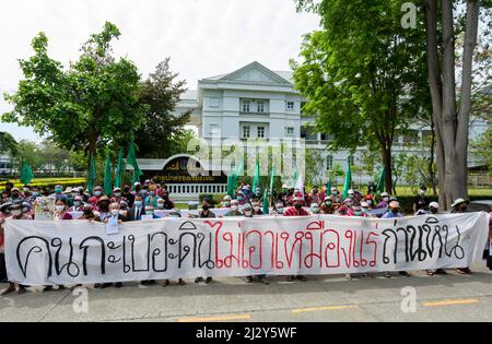 Chiang Mai, Thailand. 04. April 2022. Während des Protestes gegen ein Kohlebergbauprojekt vor dem Verwaltungsgericht halten Demonstranten grüne Fahnen und ein Transparent, auf dem sie ihre Meinung äußern. Kredit: SOPA Images Limited/Alamy Live Nachrichten Stockfoto
