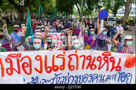 Chiang Mai, Thailand. 04. April 2022. Während des Protestes gegen ein Kohlebergbauprojekt vor dem Verwaltungsgericht halten Demonstranten Gesten und Parolen mit einem Transparent. Kredit: SOPA Images Limited/Alamy Live Nachrichten Stockfoto