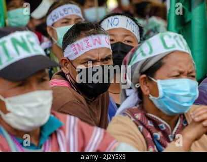 Chiang Mai, Thailand. 04. April 2022. Demonstranten mit Stirnbändern, die sagten: „Keine Kohlemine“, singen während des Protests gegen ein Kohlebergbauprojekt vor dem Verwaltungsgericht Slogans. Kredit: SOPA Images Limited/Alamy Live Nachrichten Stockfoto