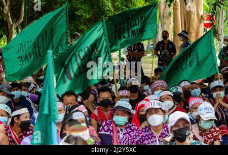 Chiang Mai, Thailand. 04. April 2022. Demonstranten halten grüne Fahnen während des Protestes gegen ein Kohlebergbauprojekt vor dem Verwaltungsgericht. Kredit: SOPA Images Limited/Alamy Live Nachrichten Stockfoto