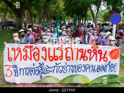 Chiang Mai, Thailand. 04. April 2022. Während des Protestes gegen ein Kohlebergbauprojekt vor dem Verwaltungsgericht halten Demonstranten grüne Fahnen und ein Transparent, auf dem sie ihre Meinung äußern. Kredit: SOPA Images Limited/Alamy Live Nachrichten Stockfoto