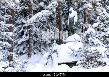 John Brown, Statue versteckt im Schnee auf dem Balmoral Estate, Game Warden, Queen Victoria, Royal Deeside, Aberdeenshire, Schottland, Großbritannien Stockfoto